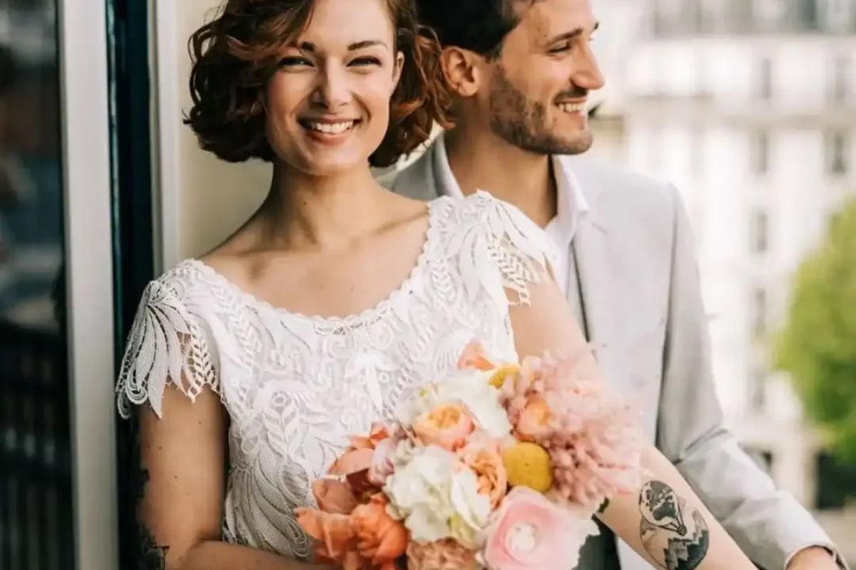 Mariée et marié en plein cœur de Paris